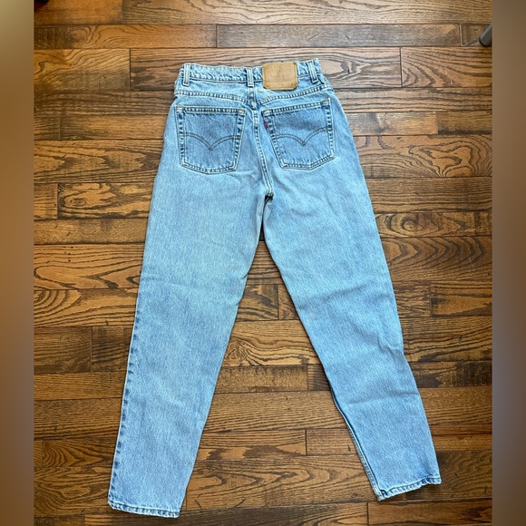 Levi’s size 26/27 size 4 medium wash vintage 550 Relaxed leg tapered jeans - Picture 3 of 10